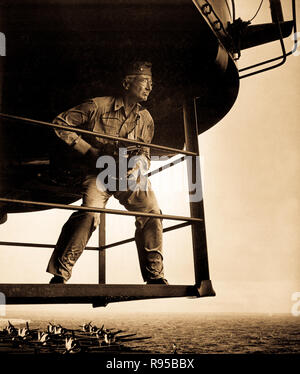 Steichen, fotografische Expertin Inselbahnsteig, erforscht seine Umgebung für eines seiner herausragenden Fotografien des Lebens an Bord eines Flugzeugträgers.  Steichen hatte den Rang eines einer zu diesem Zeitpunkt. Ca.  Foto von Lt. Victor Jorgensen. (Marine) Stockfoto