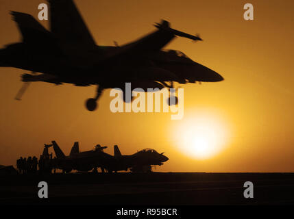 Ein U.S. Navy F/A-18C "Hornet" hinunter zum Flight Deck des Flugzeugträgers USS Carl Vinson (CVN 70). Us Navy Foto des Fotografen Mate 1. Klasse Greg Messier Stockfoto