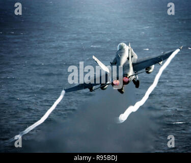 Eine F/A-18C Hornet startet von der Flight Deck der Nimitz-Klasse Flugzeugträger USS Dwight D. Eisenhower (CVN 69). Us Navy Foto von Mass Communication Specialist Seaman David Danals Stockfoto