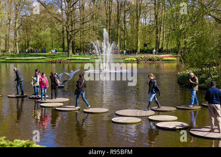 Lisse, Niederlande - 18 April 2016: Menschen und dem See im Park Blumen Keukenhof Stockfoto