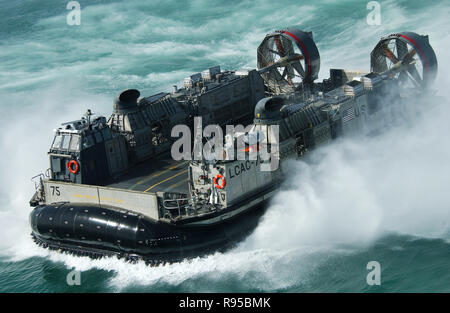 Ein US Navy Landungsboote Luftpolster-STERNS - Kicks up Spray wie es auf dem Marinestützpunkt Kuwait von der amphibischen leitet dock Landungsschiff USS Harpers Ferry (LSD-49). DoD-Foto von Petty Officer 1st Class Richard J. Brunson, US Navy. Stockfoto