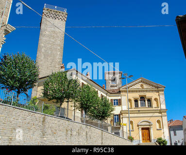 Blick auf den Turm von Albaretto Torre, Piemont - Italien Stockfoto