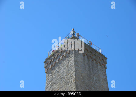 Blick auf die Spitze des Turms von Albaretto Torre, Piemont - Italien Stockfoto