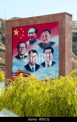 Vergangenheit und Gegenwart die chinesische Führung gefeiert auf einer Plakatwand in der Nähe des internationalen Flughafens in Lhasa, Tibet, China Stockfoto