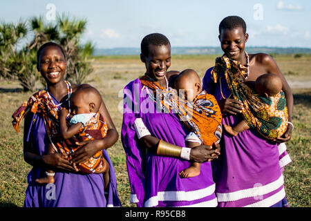 Drei Maasai Frauen stillen Stockfoto