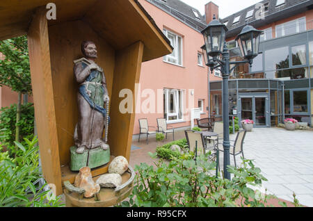 17.06.2013, Itzehoe, Schleswig-Holstein, Deutschland - St. Josef, Schutzpatron des gleichnamigen Seniorenheimes der katholischen Gemeinde in Itzehoe. 0RX1 Stockfoto