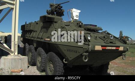 Die US-Armee Platz und Raketenabwehr Befehl Mobile experimentelle High Energy Laser, eingebaut in einem Stryker light armored Fahrzeug mit 5 kW-Laser auf dem Display Dezember 18, 2018 in Fort Sill, Oklahoma. Die experimentellen Zukunft Waffe wurde erfolgreich zerstört Ziele, einschließlich Unbemannte Systeme, während der Manöver Brände Integration Experimente. Stockfoto