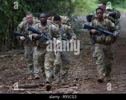 Us-Armee Soldaten mit 25 Infanterie Division während eines Routine März teil der Tropic Lightning Woche an Schofield Barracks 17 Dezember, 2018 in Honolulu, Hawaii. Stockfoto