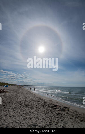 15.08.2013, Ahrenshoop, Mecklenburg-Vorpommern, Deutschland - Halo (Plural Halos oder Halonen) am Strand von Ahrenshoop an der Ostsee. Halo ist ein Sa Stockfoto