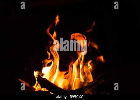 Lagerfeuer, Feuer flammen auf schwarzem Hintergrund - Stockfoto