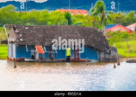 Dieses einzigartige Bild zeigt ein verlassenes Geisterhaus an einem See in Hua Hin in Thailand Stockfoto