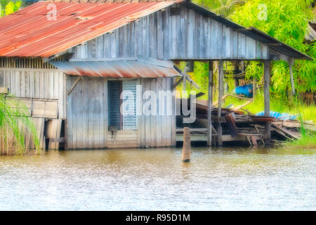 Dieses einzigartige Bild zeigt ein verlassenes Geisterhaus an einem See in Hua Hin in Thailand Stockfoto