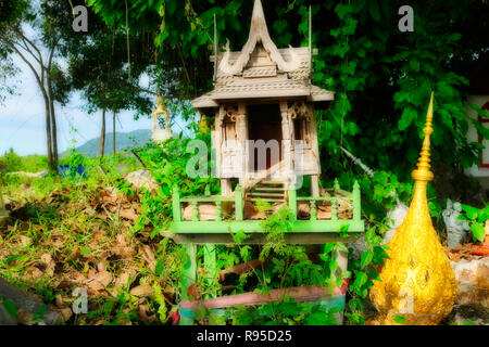 Dieses schöne Foto zeigt eine kleine verfallene hölzerne Tempel in der Natur. Das Foto wurde in Hua Hin in Thailand aufgenommen Stockfoto