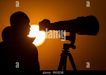 Naturfotograf mit Teleobjektiv und Kamera auf einem Stativ Stockfoto