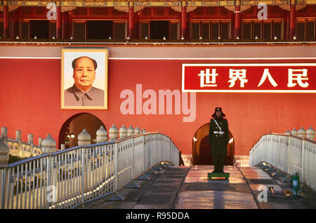 Polizei Sicherheit steht unter dem großen Bild von Mao Zedong Stockfoto