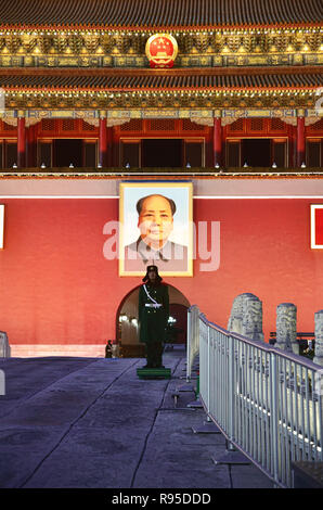 Polizei Sicherheit steht unter dem großen Bild von Mao Zedong Stockfoto