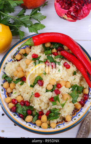 Östlichen Teller Couscous mit Granatapfel und Kichererbsen Stockfoto