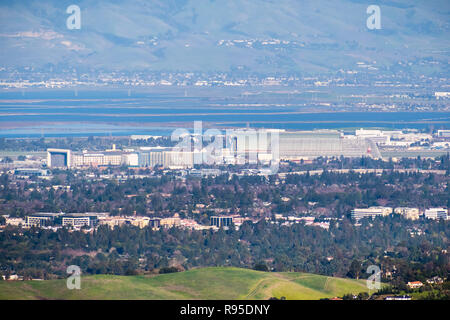 Februar 11, 2018 Mountain View/CA/USA - Luftaufnahme des NASA Ames Research Center und Moffett Field auf der Küstenlinie von South San Francisco ba Stockfoto