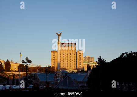 Kiew, Ukraine Juni 29, 2018 - Blick auf die Ukraina Hotel und die Siegessäule Maidan Nezalezhnosti Platz der Unabhängigkeit in Kiew, Ukraine Stockfoto