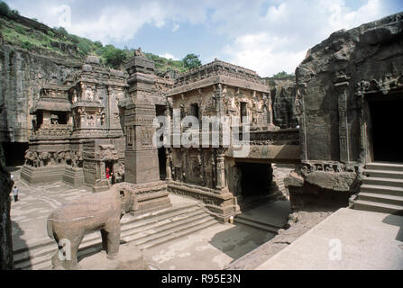 Höhle Nr. 16 Stein gemeißelt Gottheiten der Fassade, Kailash Tempel Layne, Ellora Höhlen, Mumbai, Maharashtra, Indien Stockfoto