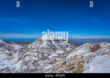 Herrlichem Bergblick Winterlandschaft Panorama von Stirovnik Peak, der höchste Gipfel der Nationalpark Lovcen, Montenegro Stockfoto