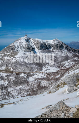 Herrlichem Bergblick Winterlandschaft Panorama von Stirovnik Peak, der höchste Gipfel der Nationalpark Lovcen, Montenegro Stockfoto