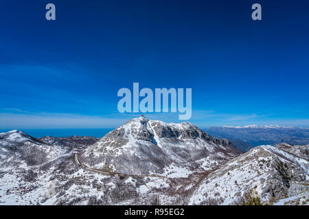 Herrlichem Bergblick Winterlandschaft Panorama von Stirovnik Peak, der höchste Gipfel der Nationalpark Lovcen, Montenegro Stockfoto