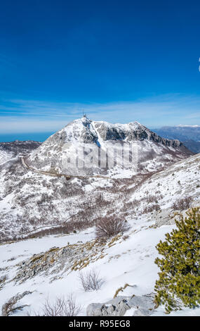 Herrlichem Bergblick Winterlandschaft Panorama von Stirovnik Peak, der höchste Gipfel der Nationalpark Lovcen, Montenegro Stockfoto