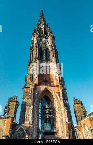 Hamburg, Deutschland, 17. November 2018: Blick auf den berühmten St. Nicholas Kirche und Denkmal in der Stadt Hamburg, auch bekannt als das Mahnmal St. Nikolai Stockfoto