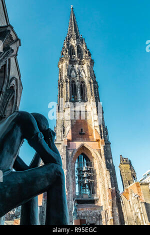 Hamburg, Deutschland, 17. November 2018: Blick auf den berühmten St. Nicholas Kirche und Denkmal in der Stadt Hamburg, auch bekannt als das Mahnmal St. Nikolai Stockfoto