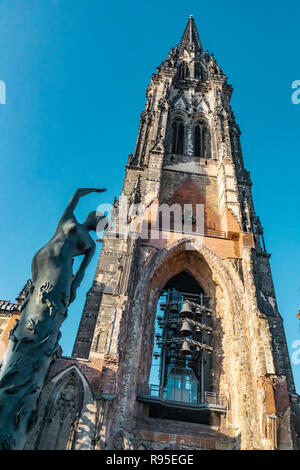 Hamburg, Deutschland, 17. November 2018: Blick auf den berühmten St. Nicholas Kirche und Denkmal in der Stadt Hamburg, auch bekannt als das Mahnmal St. Nikolai Stockfoto