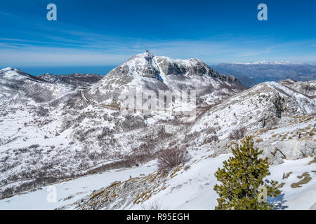 Herrlichem Bergblick Winterlandschaft Panorama von Stirovnik Peak, der höchste Gipfel der Nationalpark Lovcen, Montenegro Stockfoto