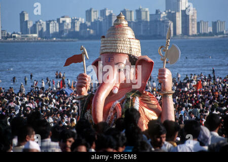 Ganesh ganpati Festival, Menschen, die Lord Ganesh für Tauchreinigung Stockfoto