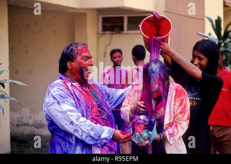 Die Leute spielen mit Farbe im Holi Festival, Indien Stockfoto