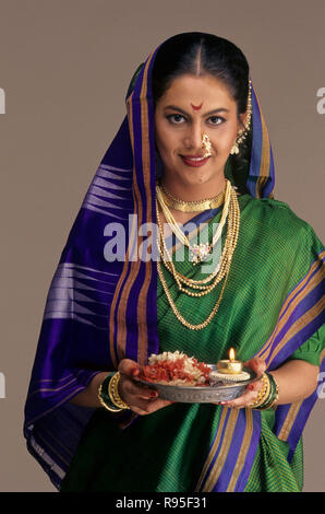 Maharashtrian Bride, indische Bräute, Pooja thali, Hochzeitskleid, Indien, MR Stockfoto