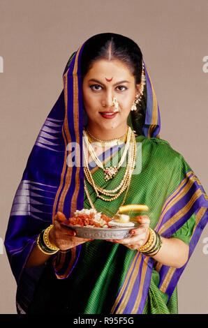 Maharashtrian Bride, Pooja thali, Maharashtra, Indien Stockfoto