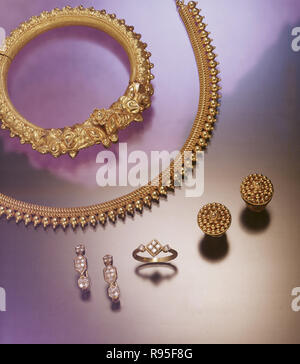 Schmuckset mit Gold- und Diamantschmuck, Binge, Halskette, Ring, Ohrringe Stockfoto