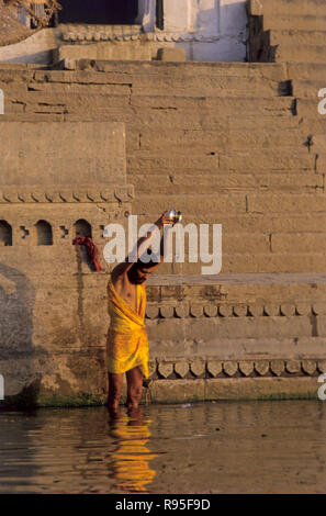 Sadhu betet für Sun, Ganga River, Varanasi, Uttar Pradesh, Indien Stockfoto