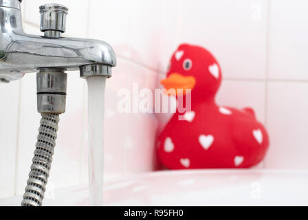 Großes rotes Quietscheentchen in der Badewanne, selektiver Fokus Stockfoto