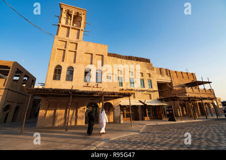 Neue Al Seef kulturellen Viertel, mit traditioneller Architektur und Design gebaut, die von der Wasserseite Creek in Dubai, Vereinigte Arabische Emirate Stockfoto