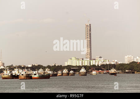 Kolkata, Indien - 13. Mai 2018: Panorama von Kolkata Stadt am Fluss Hooghly in einem sonnigen Tag. Angeln trallers Schweben auf dem Fluss. Stockfoto