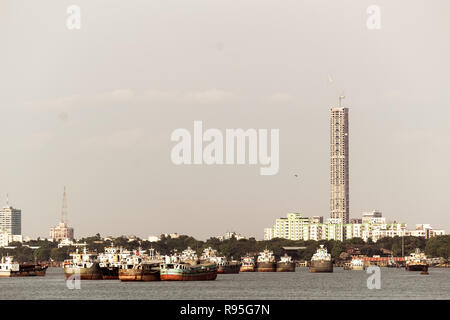 Kolkata, Indien - 13. Mai 2018: Panorama von Kolkata Stadt am Fluss Hooghly in einem sonnigen Tag. Angeln trallers Schweben auf dem Fluss. Stockfoto