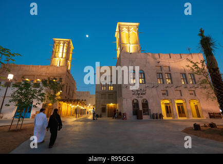 Neue Al Seef kulturellen Viertel, mit traditioneller Architektur und Design gebaut, die von der Wasserseite Creek in Dubai, Vereinigte Arabische Emirate Stockfoto