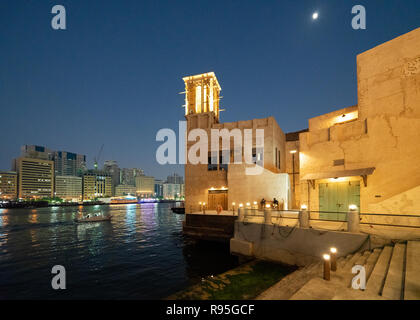 Neue Al Seef kulturellen Viertel, mit traditioneller Architektur und Design gebaut, die von der Wasserseite Creek in Dubai, Vereinigte Arabische Emirate Stockfoto