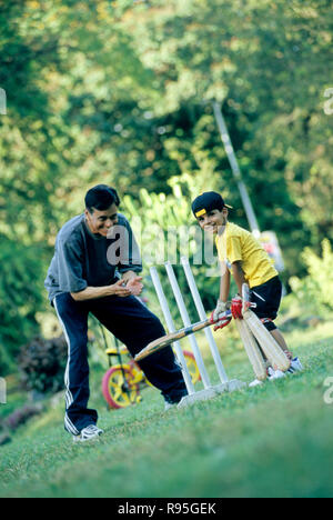 Großvater und Enkel spielen Kricket - HERR #448 & 560 Stockfoto