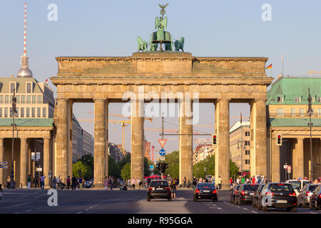 BERLIN, DEUTSCHLAND - 22. MAI 2014: Berühmte deutsche Wahrzeichen und nationale Symbol Brandenburger Tor (Brandenburger Tor) in Berlin. Stockfoto