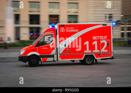 BERLIN, DEUTSCHLAND - 22. MAI 2014: Mercedes Sprinter fire truck Beschleunigung zu einem Notfall in der Nähe von Brandenburger Tor in Berlin, Deutschland. Stockfoto