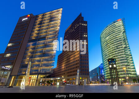 BERLIN, DEUTSCHLAND - 22. MAI 2014: Abendlicher Blick auf das moderne Hochhaus und Verkehr am Potsdamer Platz im Zentrum von Berlin. Stockfoto