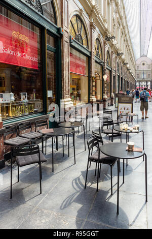 Brüssel, Belgien - May 30, 2014: Die Menschen in den königlichen Galerien von Saint-Hubert in Brüssel. 1847 eröffnet, ist es eines der ältesten Shopping Gallerie Stockfoto