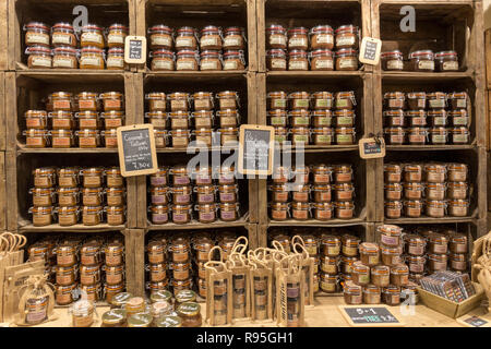 Brüssel, Belgien - May 30, 2014: Verschiedene Arten der Pastete verteilen sich auf die Anzeige in einem Lebensmittelgeschäft in Brüssel. Stockfoto